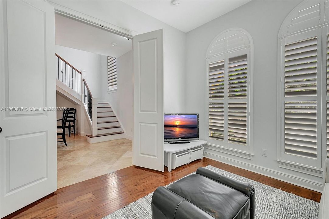 Activo con contrato: $5,995 (4 camas, 3 baños, 2501 Pies cuadrados)