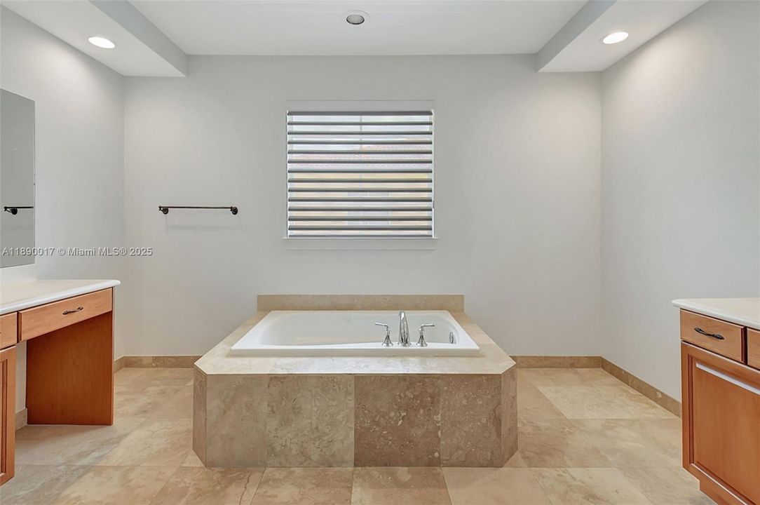 Activo con contrato: $5,995 (4 camas, 3 baños, 2501 Pies cuadrados)