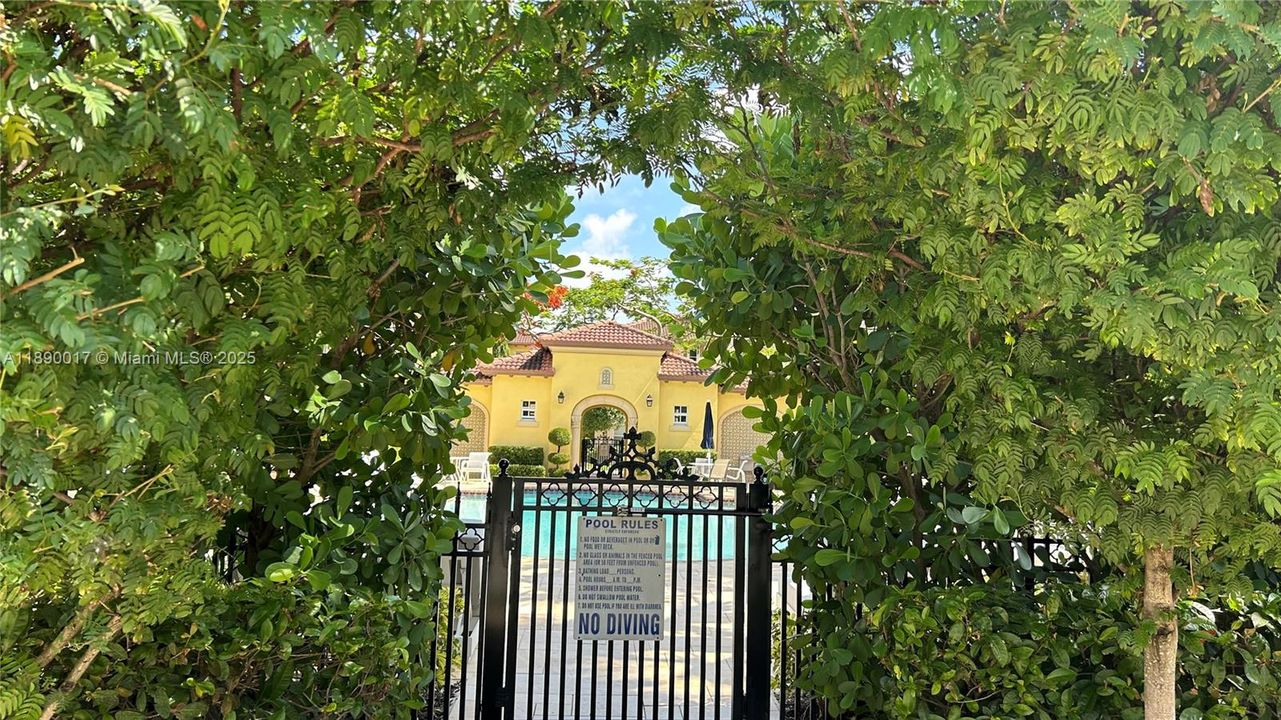 Activo con contrato: $5,995 (4 camas, 3 baños, 2501 Pies cuadrados)