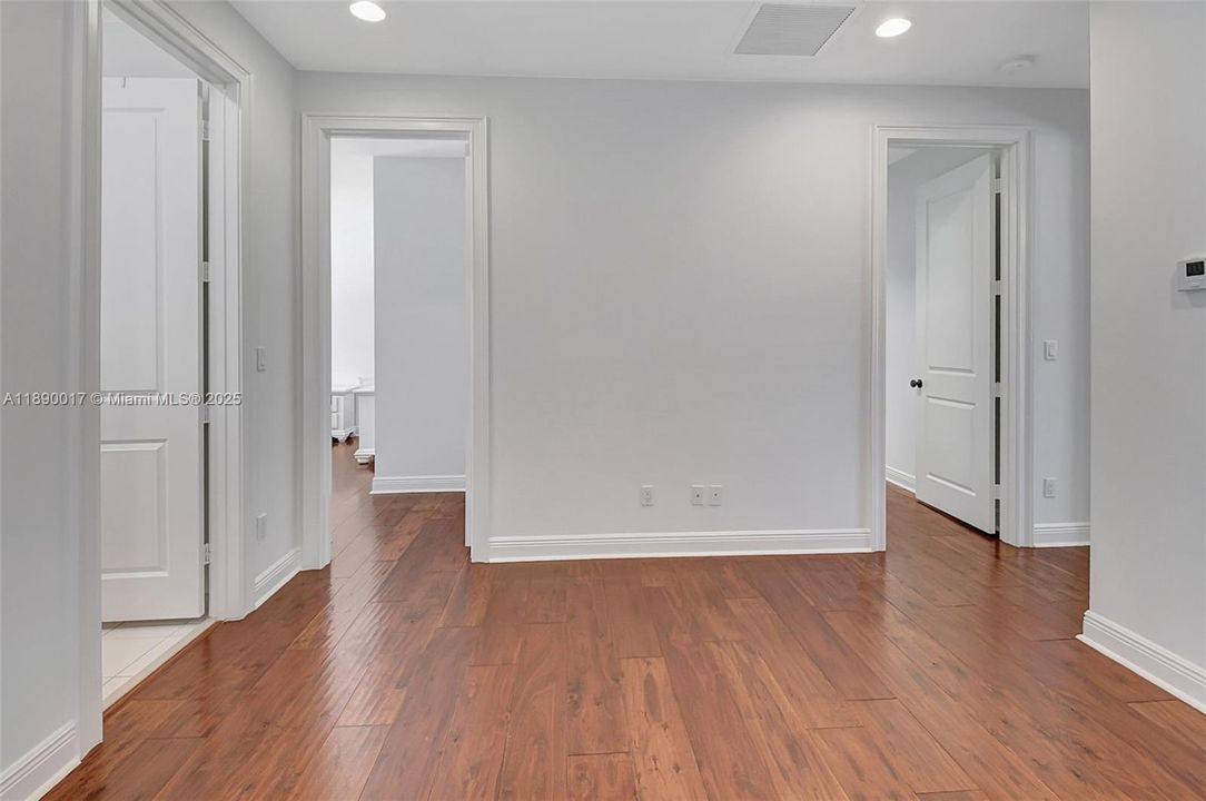 Activo con contrato: $5,995 (4 camas, 3 baños, 2501 Pies cuadrados)