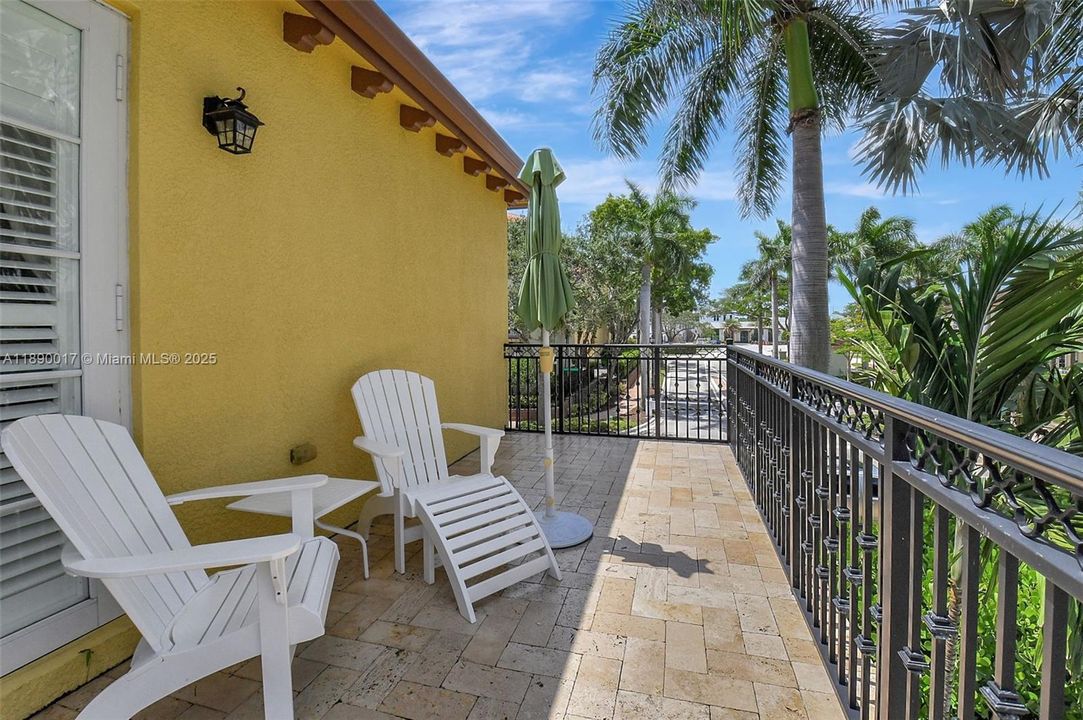 Activo con contrato: $5,995 (4 camas, 3 baños, 2501 Pies cuadrados)