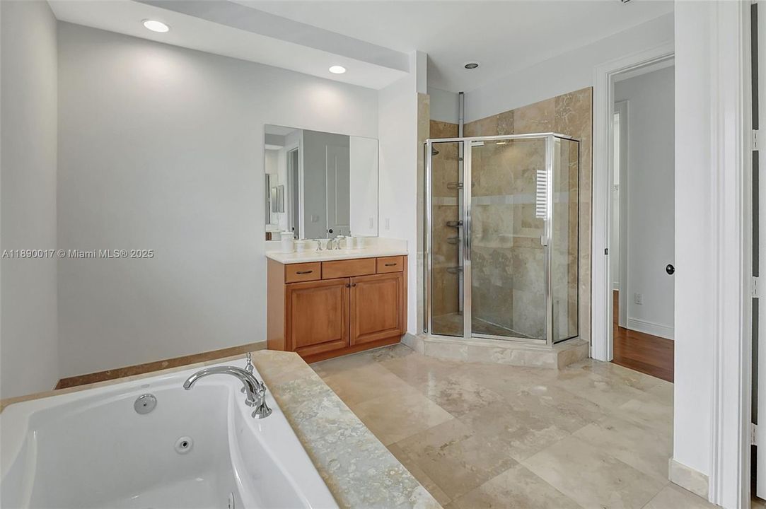 Activo con contrato: $5,995 (4 camas, 3 baños, 2501 Pies cuadrados)