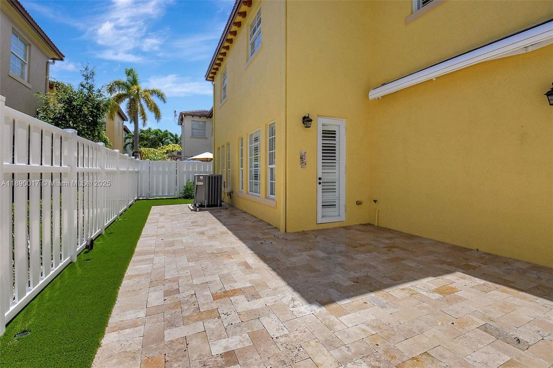 Activo con contrato: $5,995 (4 camas, 3 baños, 2501 Pies cuadrados)