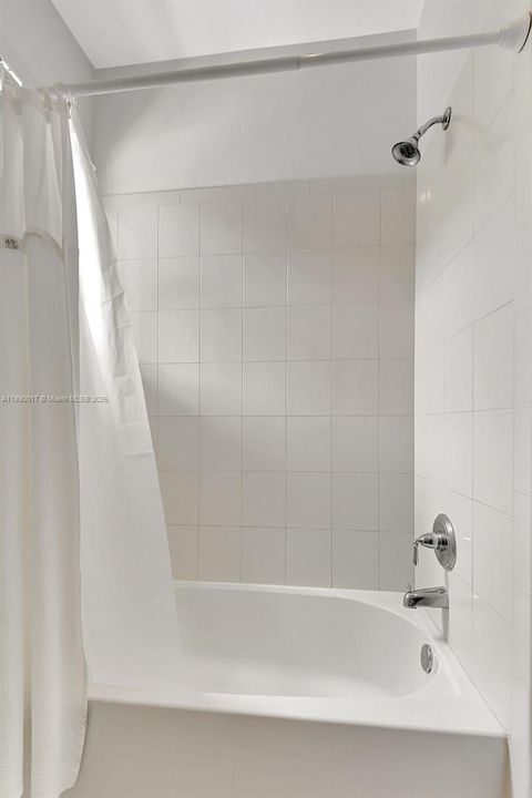 Activo con contrato: $5,995 (4 camas, 3 baños, 2501 Pies cuadrados)