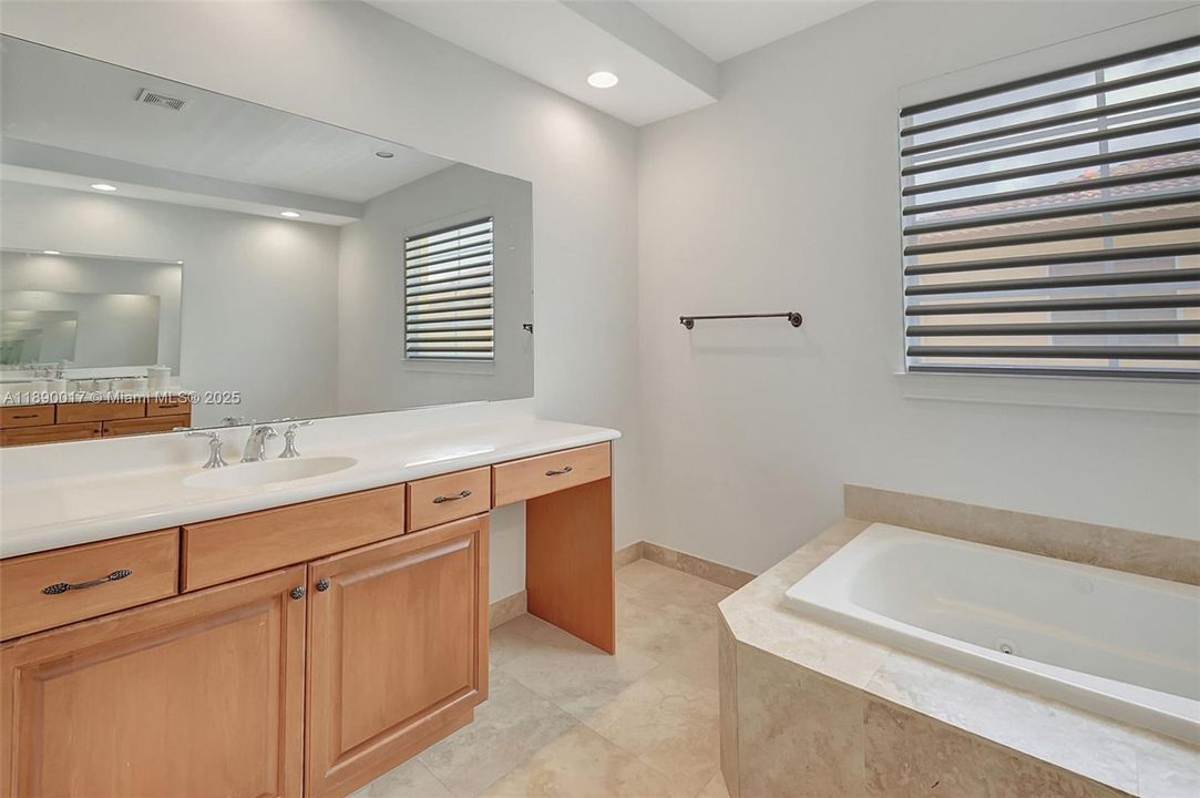 Activo con contrato: $5,995 (4 camas, 3 baños, 2501 Pies cuadrados)