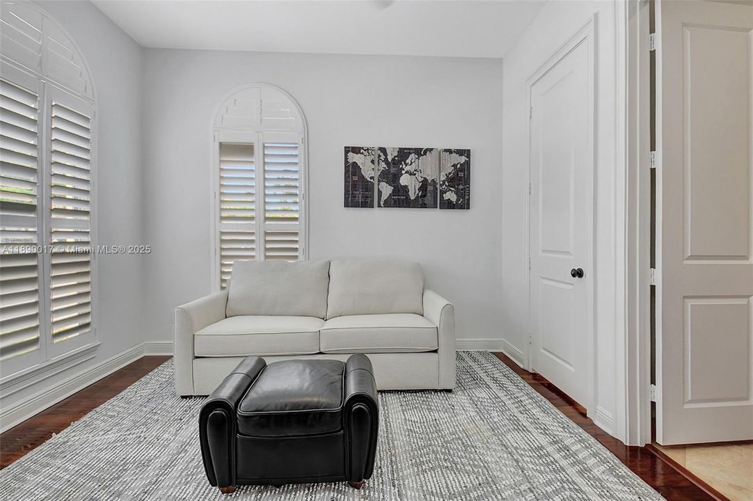 Activo con contrato: $5,995 (4 camas, 3 baños, 2501 Pies cuadrados)