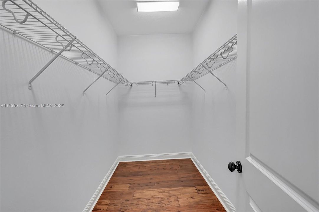 Activo con contrato: $5,995 (4 camas, 3 baños, 2501 Pies cuadrados)