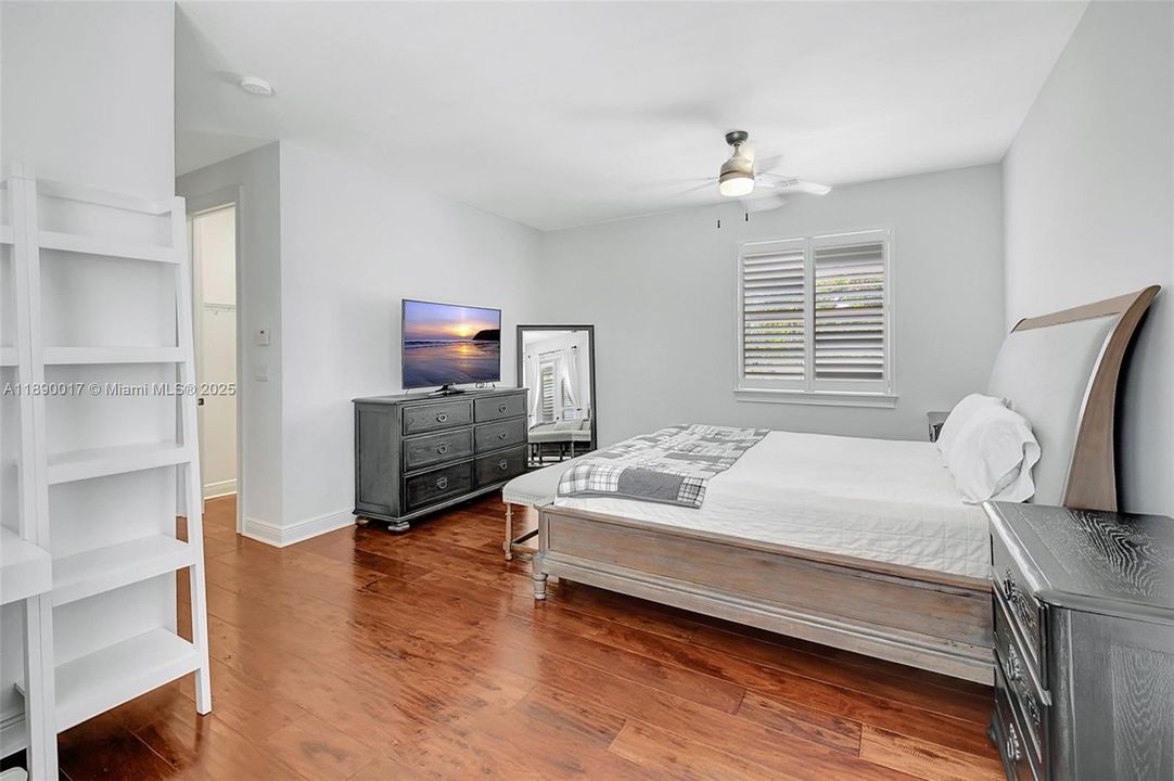 Activo con contrato: $5,995 (4 camas, 3 baños, 2501 Pies cuadrados)