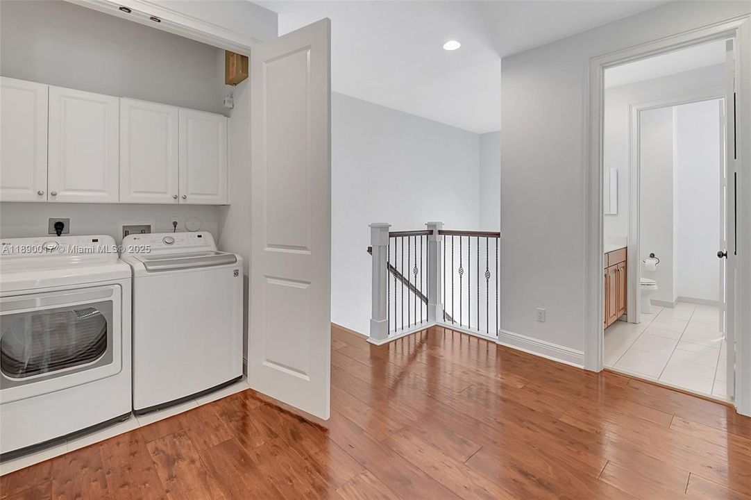 Activo con contrato: $5,995 (4 camas, 3 baños, 2501 Pies cuadrados)