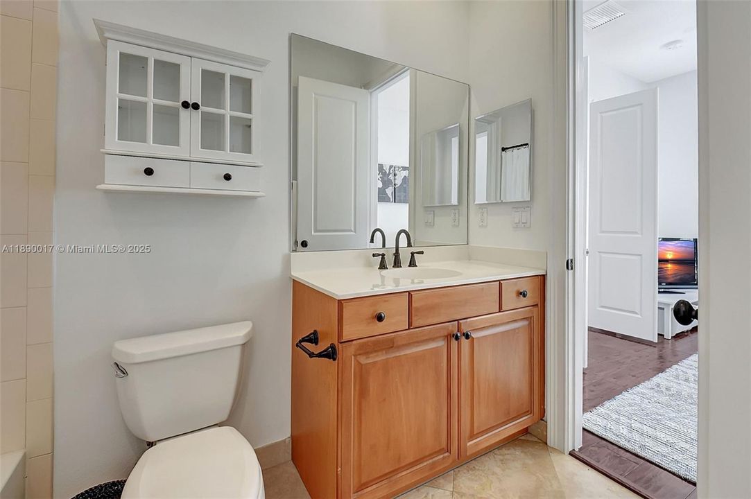 Activo con contrato: $5,995 (4 camas, 3 baños, 2501 Pies cuadrados)