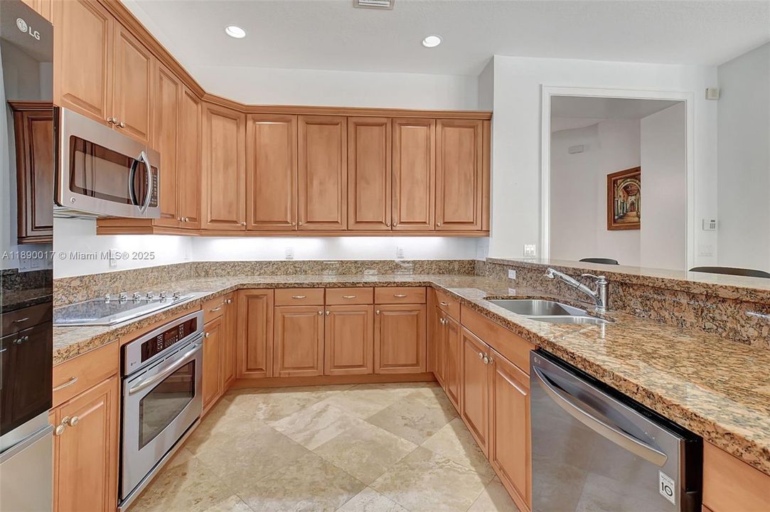 Activo con contrato: $5,995 (4 camas, 3 baños, 2501 Pies cuadrados)