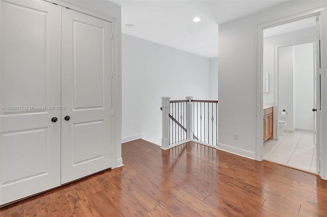 Activo con contrato: $5,995 (4 camas, 3 baños, 2501 Pies cuadrados)