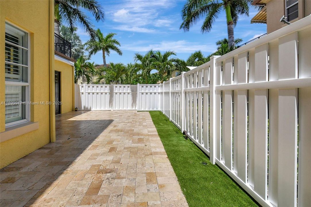 Activo con contrato: $5,995 (4 camas, 3 baños, 2501 Pies cuadrados)