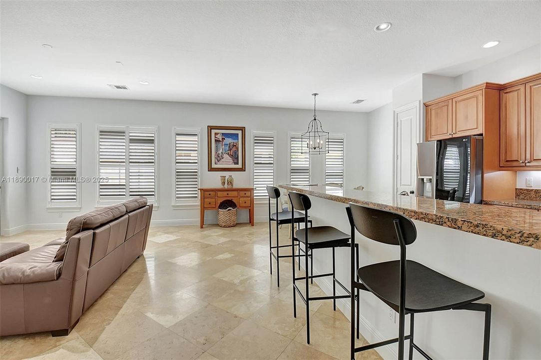 Activo con contrato: $5,995 (4 camas, 3 baños, 2501 Pies cuadrados)