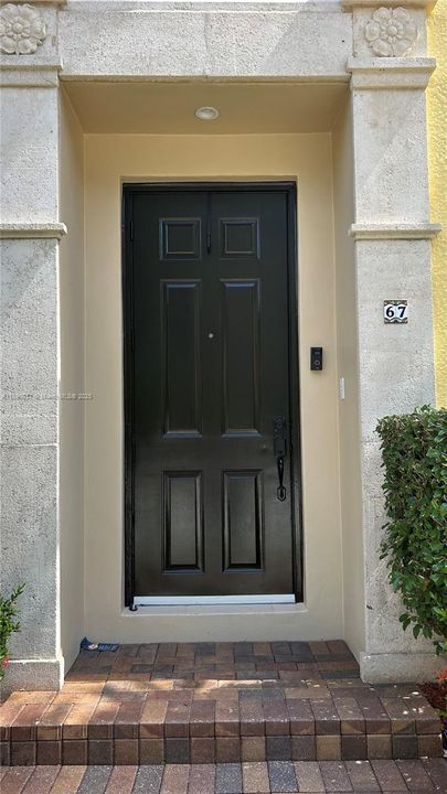 Activo con contrato: $5,995 (4 camas, 3 baños, 2501 Pies cuadrados)