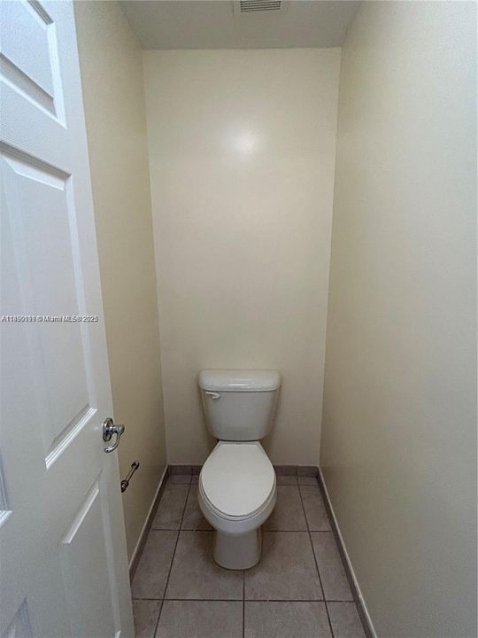 合同活跃: $3,650 (4 贝兹, 2 浴室, 2220 平方英尺)