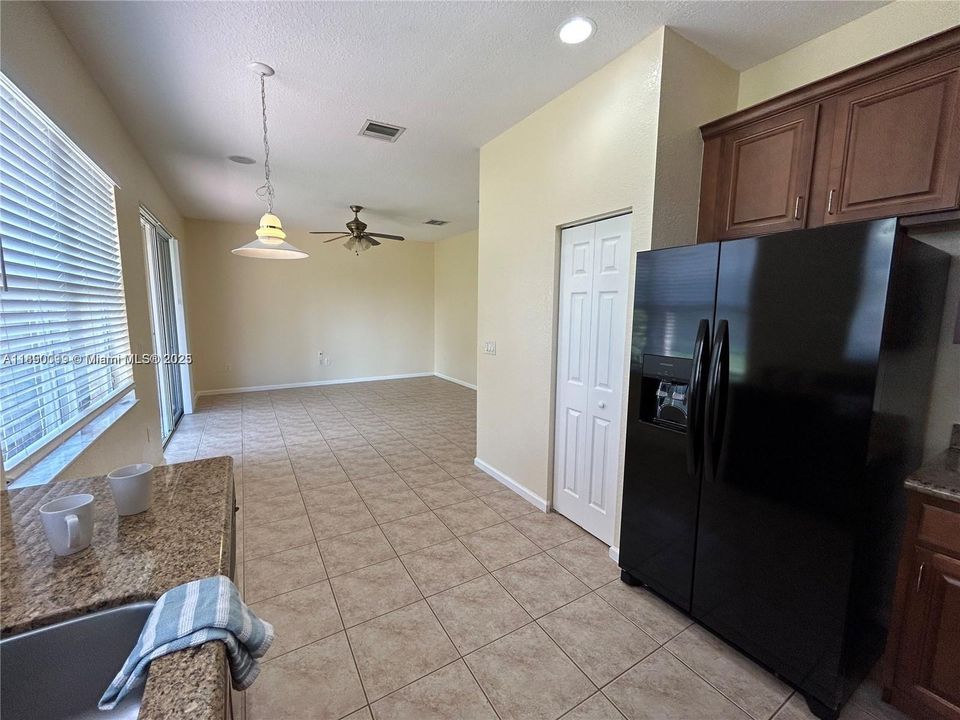 合同活跃: $3,650 (4 贝兹, 2 浴室, 2220 平方英尺)