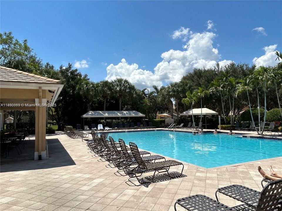 合同活跃: $3,650 (4 贝兹, 2 浴室, 2220 平方英尺)