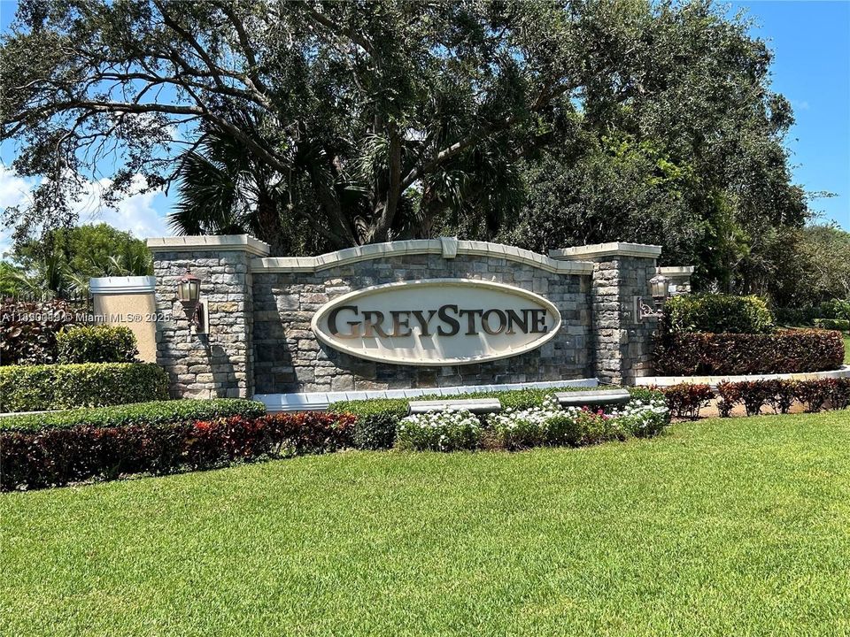 合同活跃: $3,650 (4 贝兹, 2 浴室, 2220 平方英尺)