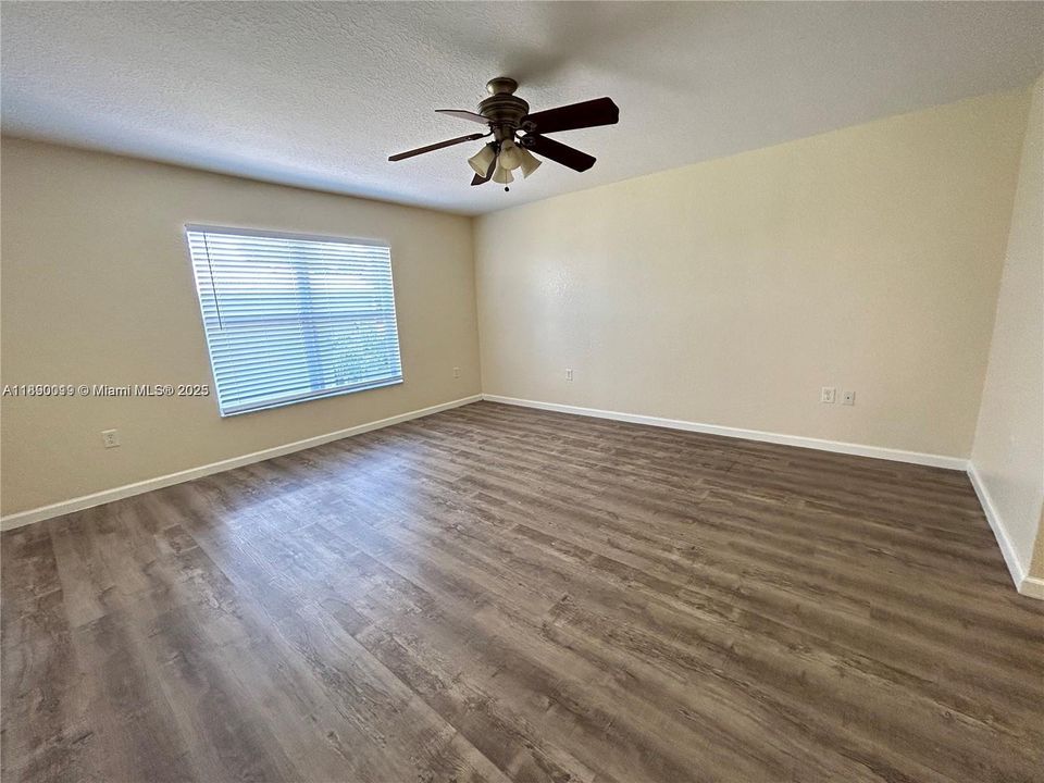 合同活跃: $3,650 (4 贝兹, 2 浴室, 2220 平方英尺)