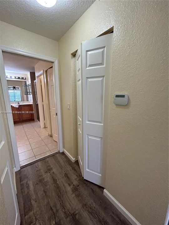 合同活跃: $3,650 (4 贝兹, 2 浴室, 2220 平方英尺)