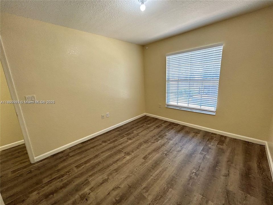 合同活跃: $3,650 (4 贝兹, 2 浴室, 2220 平方英尺)