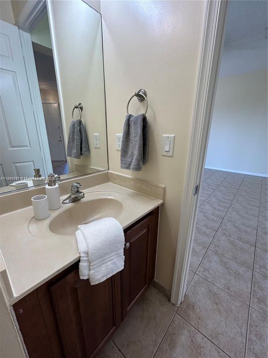 合同活跃: $3,650 (4 贝兹, 2 浴室, 2220 平方英尺)