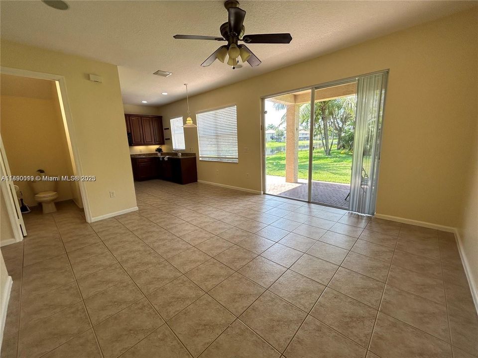 合同活跃: $3,650 (4 贝兹, 2 浴室, 2220 平方英尺)