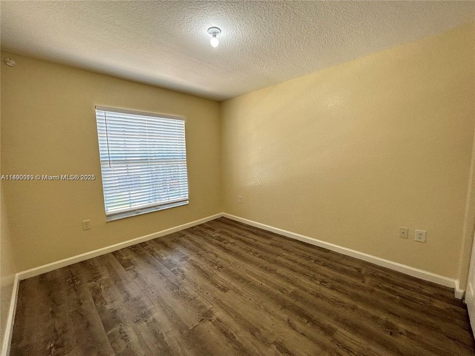 合同活跃: $3,650 (4 贝兹, 2 浴室, 2220 平方英尺)