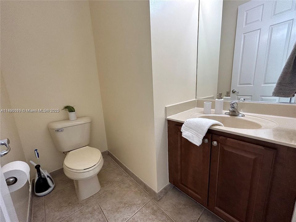 合同活跃: $3,650 (4 贝兹, 2 浴室, 2220 平方英尺)