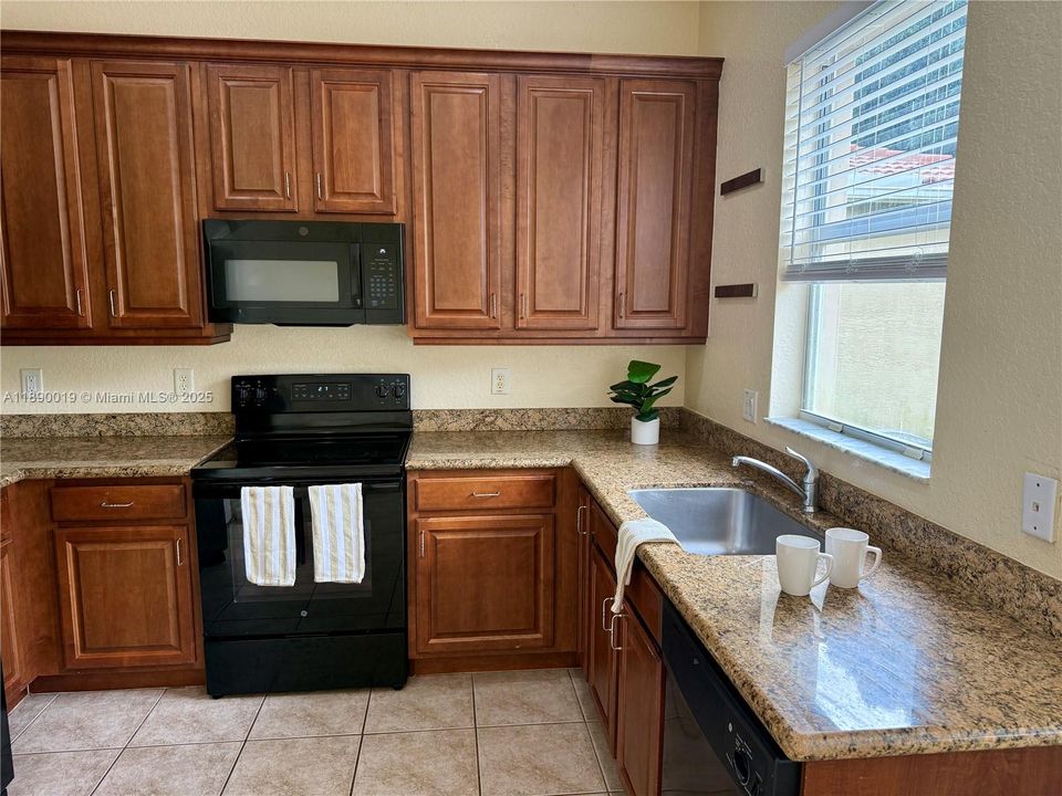 合同活跃: $3,650 (4 贝兹, 2 浴室, 2220 平方英尺)