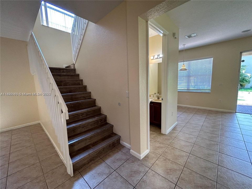 合同活跃: $3,650 (4 贝兹, 2 浴室, 2220 平方英尺)