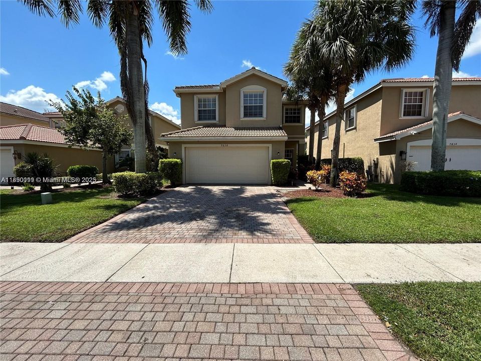 合同活跃: $3,650 (4 贝兹, 2 浴室, 2220 平方英尺)