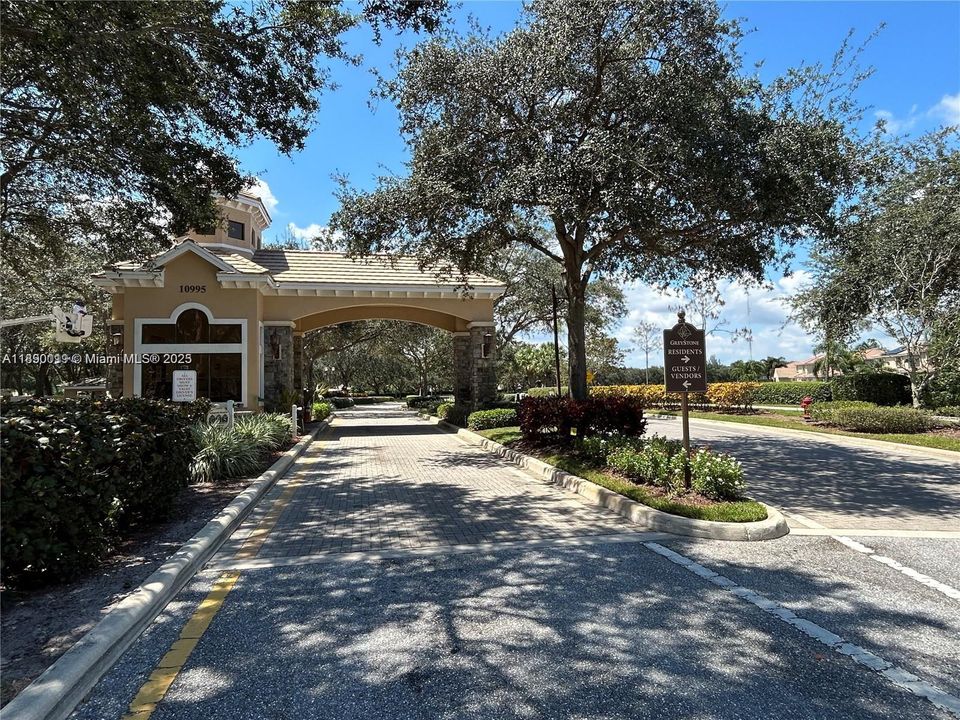 合同活跃: $3,650 (4 贝兹, 2 浴室, 2220 平方英尺)