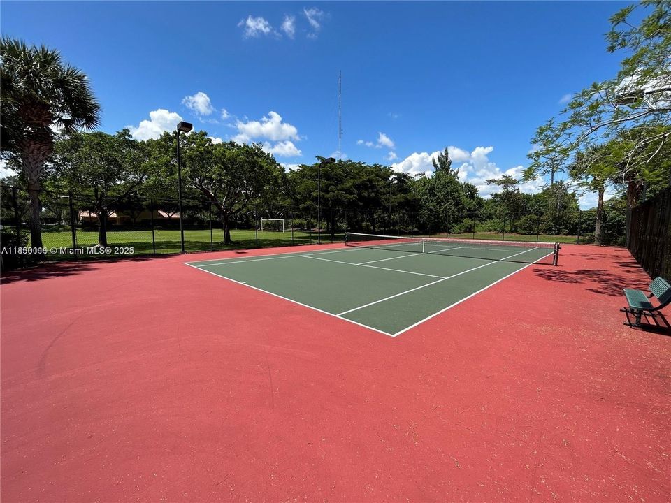 合同活跃: $3,650 (4 贝兹, 2 浴室, 2220 平方英尺)