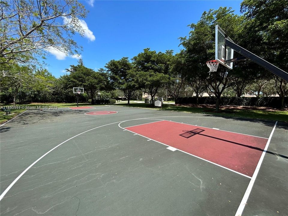 合同活跃: $3,650 (4 贝兹, 2 浴室, 2220 平方英尺)