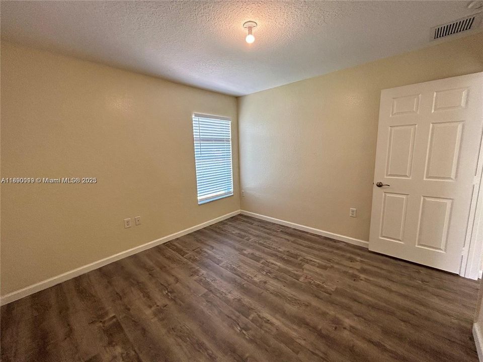 合同活跃: $3,650 (4 贝兹, 2 浴室, 2220 平方英尺)