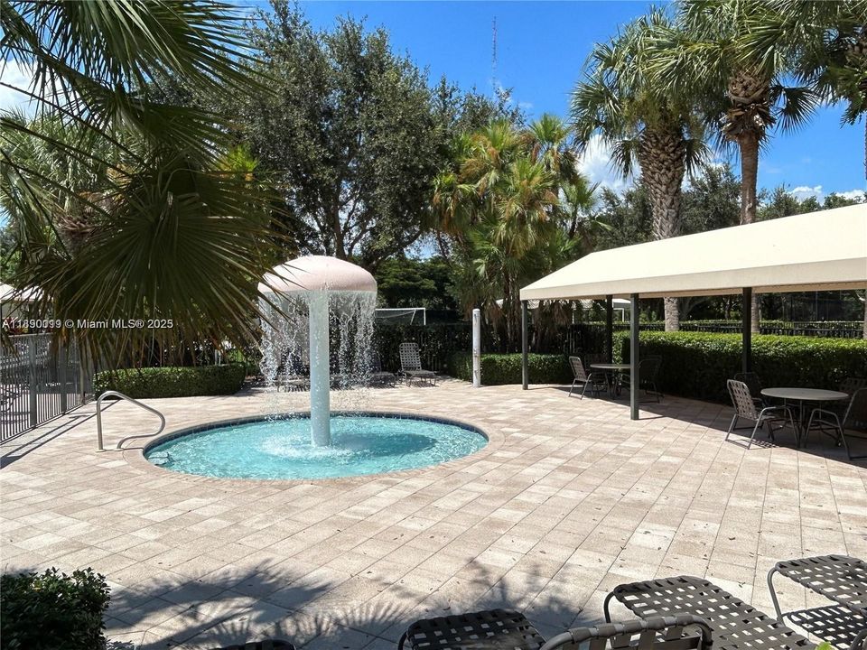 合同活跃: $3,650 (4 贝兹, 2 浴室, 2220 平方英尺)