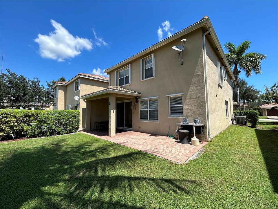 合同活跃: $3,650 (4 贝兹, 2 浴室, 2220 平方英尺)