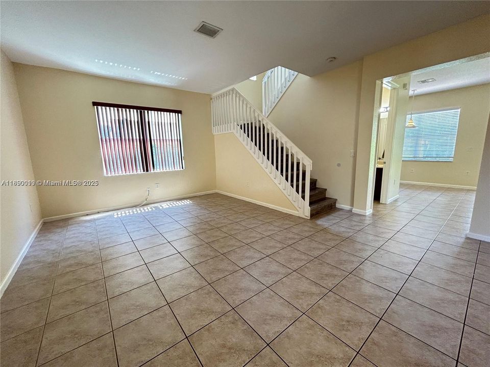 合同活跃: $3,650 (4 贝兹, 2 浴室, 2220 平方英尺)