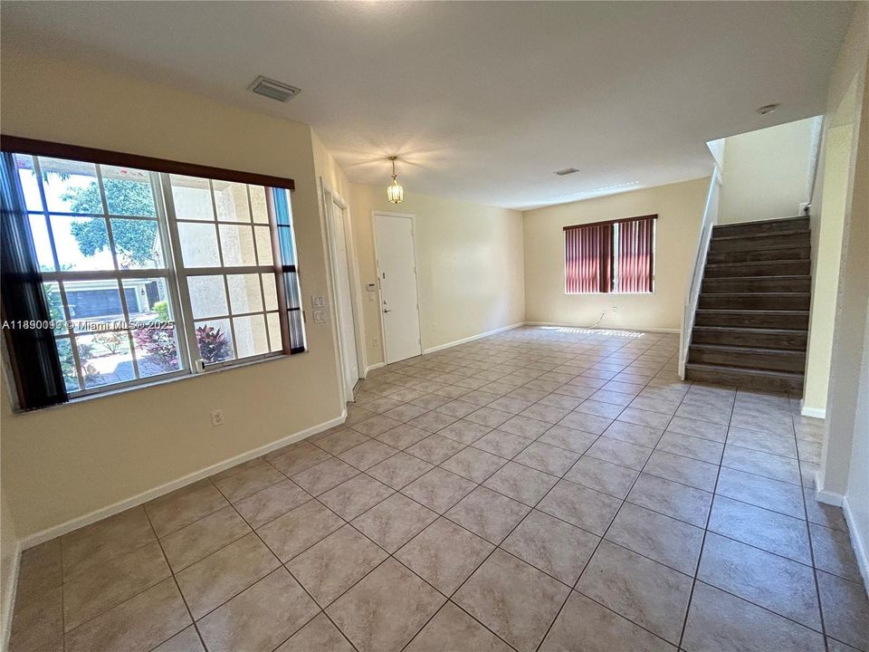 合同活跃: $3,650 (4 贝兹, 2 浴室, 2220 平方英尺)