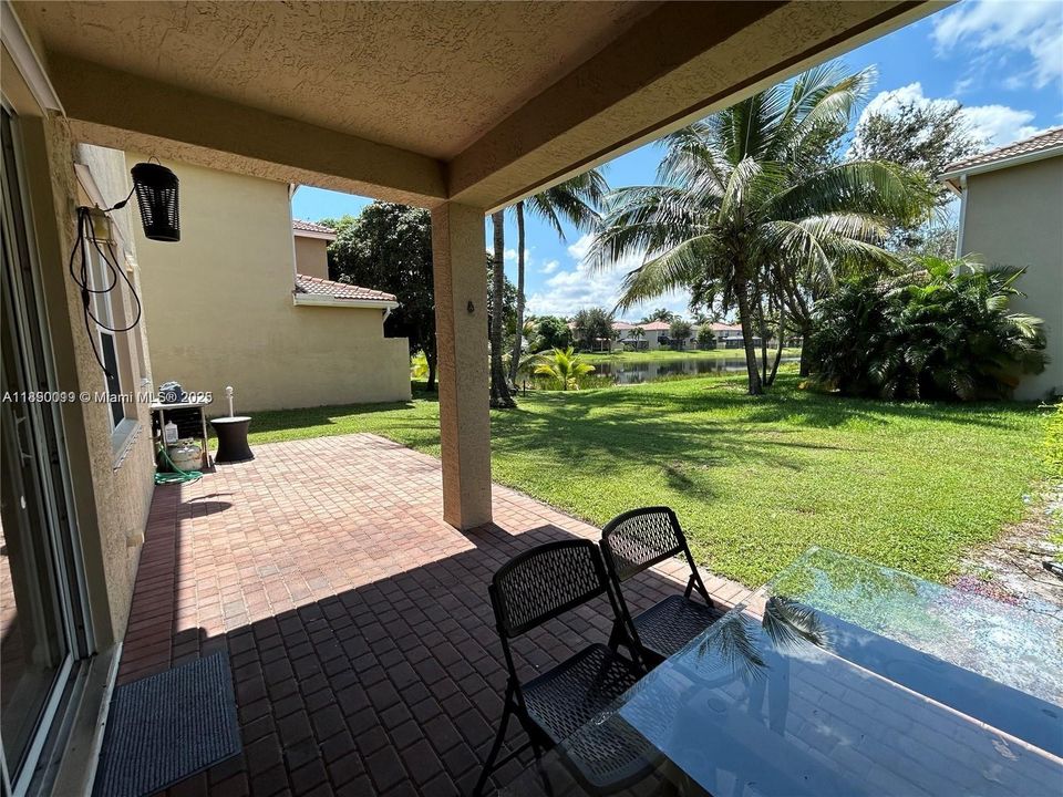 合同活跃: $3,650 (4 贝兹, 2 浴室, 2220 平方英尺)