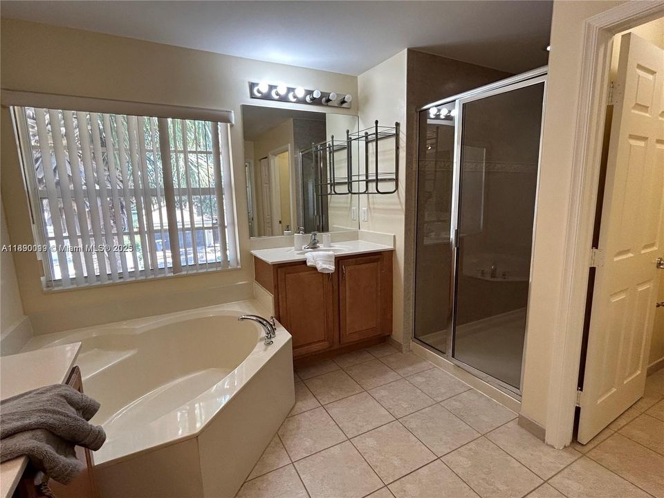 合同活跃: $3,650 (4 贝兹, 2 浴室, 2220 平方英尺)