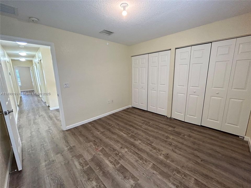 合同活跃: $3,650 (4 贝兹, 2 浴室, 2220 平方英尺)