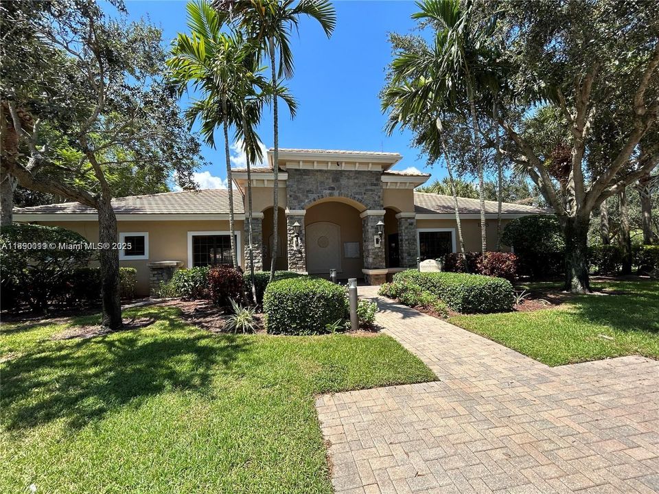 合同活跃: $3,650 (4 贝兹, 2 浴室, 2220 平方英尺)