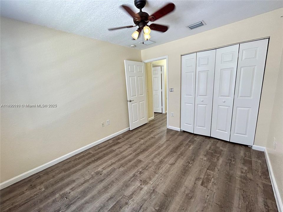 合同活跃: $3,650 (4 贝兹, 2 浴室, 2220 平方英尺)