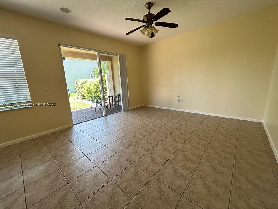 合同活跃: $3,650 (4 贝兹, 2 浴室, 2220 平方英尺)