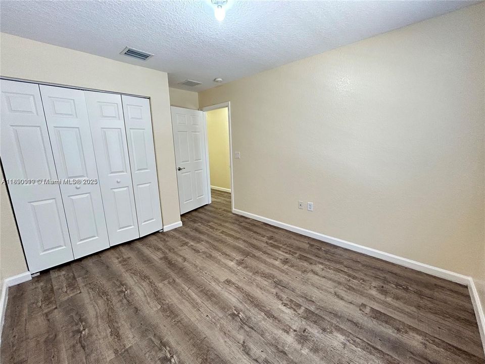 合同活跃: $3,650 (4 贝兹, 2 浴室, 2220 平方英尺)