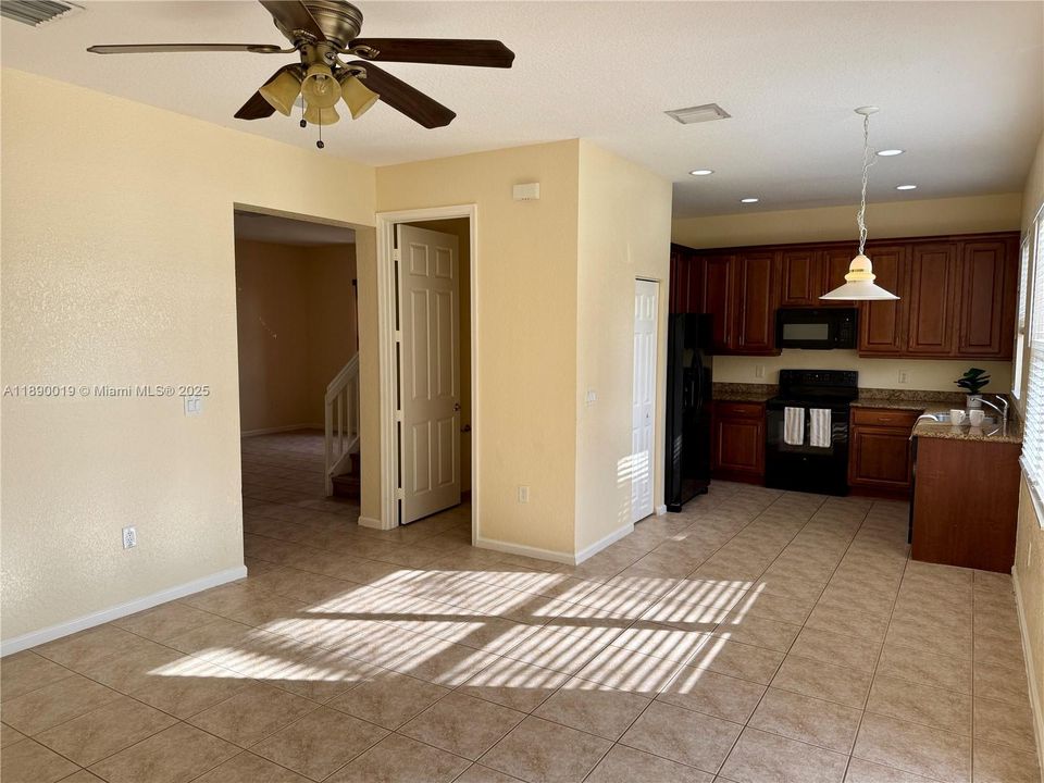 合同活跃: $3,650 (4 贝兹, 2 浴室, 2220 平方英尺)