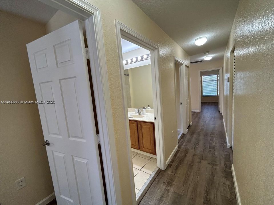 合同活跃: $3,650 (4 贝兹, 2 浴室, 2220 平方英尺)